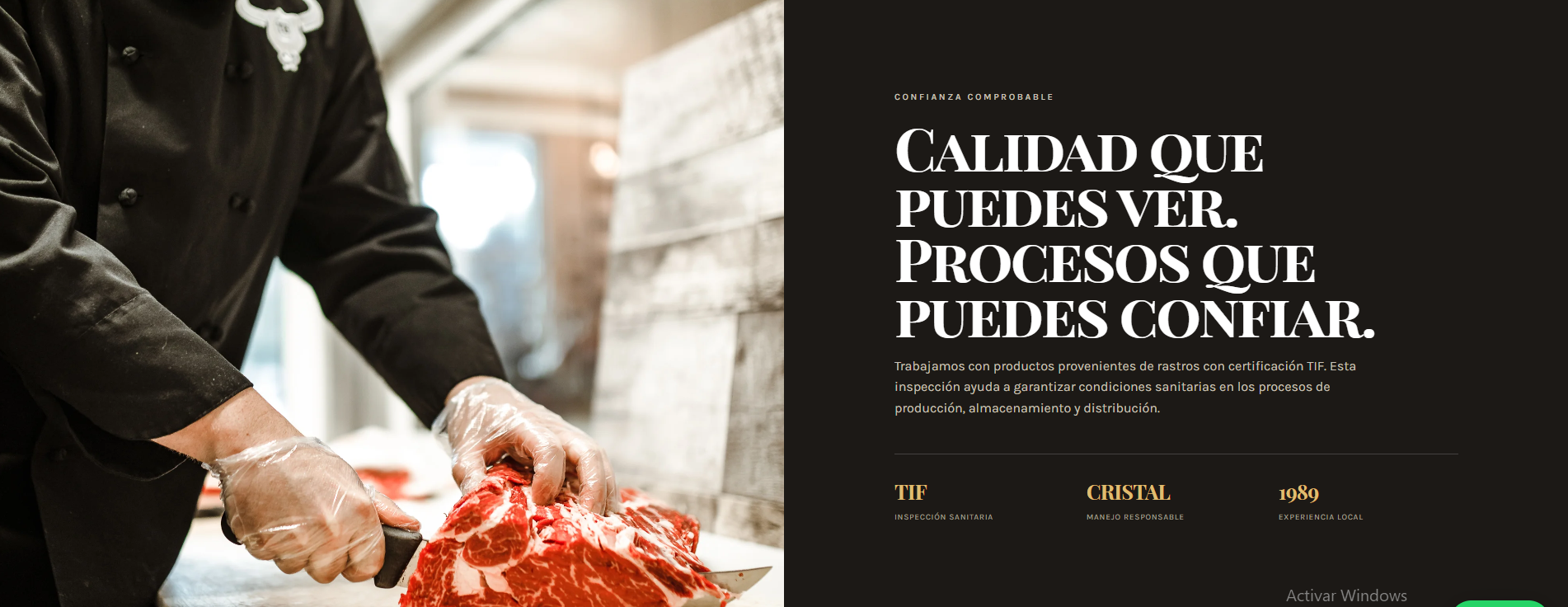 Preparación de un corte de res con guantes en el área de trabajo