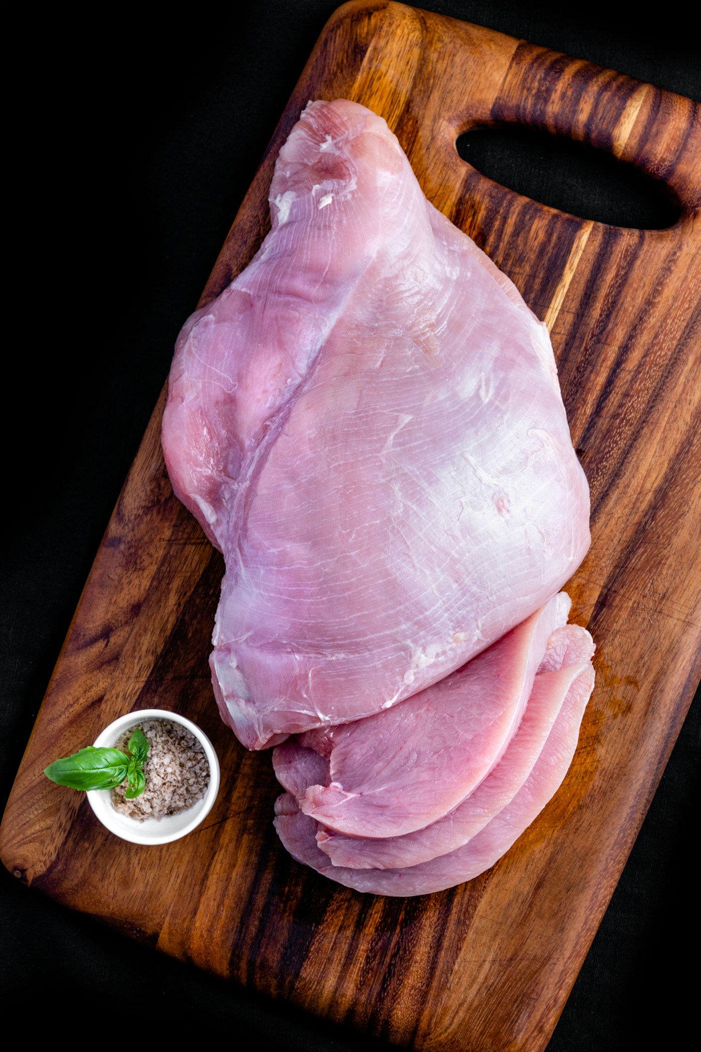 Pechugas de pollo frescas sobre una tabla